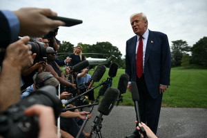 Donald Trump fala com jornalistas em frente à Casa Branca