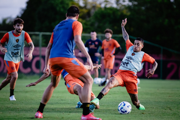 Matheusinho durante treino do Sport