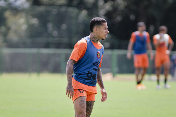 Matheusinho durante treino do Sport
