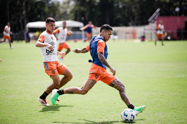 Matheusinho durante treino do Sport