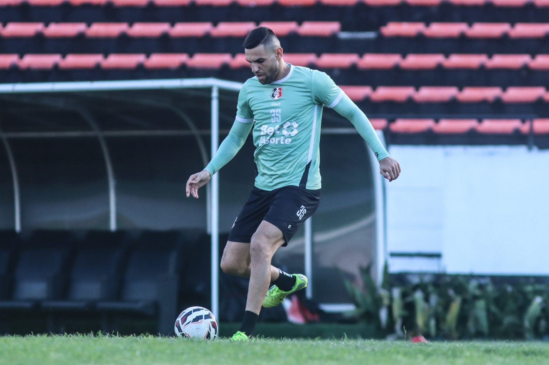 William Alves, zagueiro do Santa Cruz