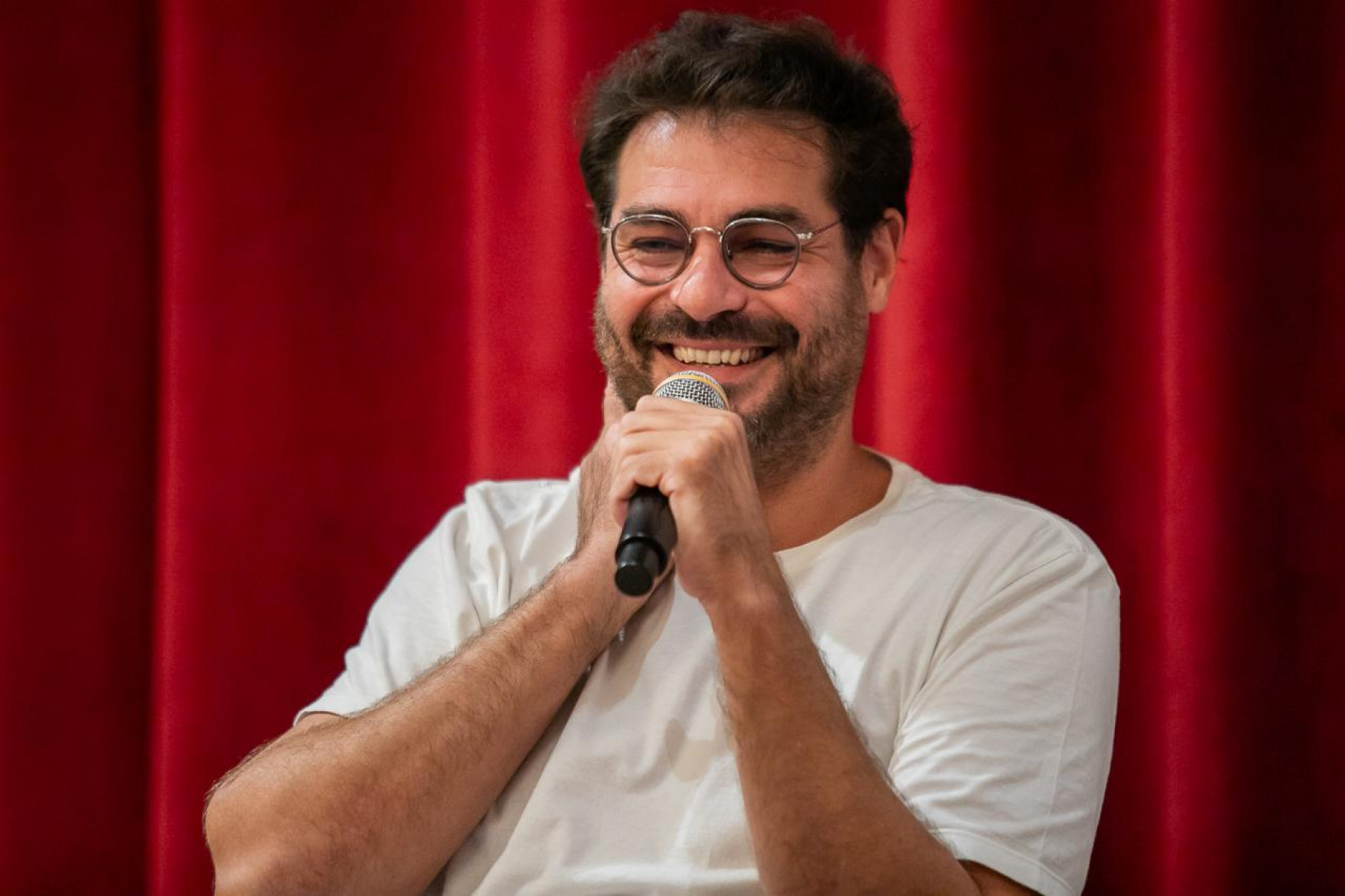Ator Thiago Lacerda faz leitura cênica de poesias eróticas de Drummond