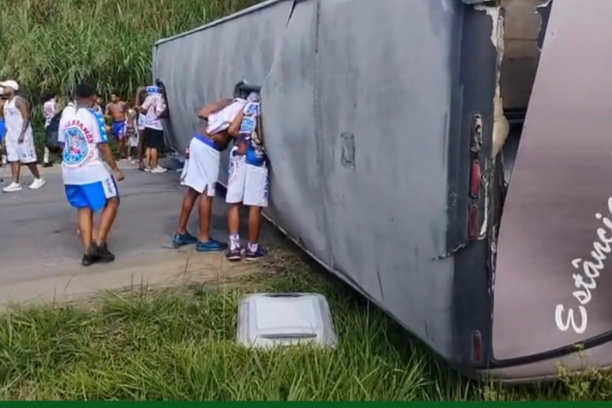 Ônibus de torcedores do Bahia tombou na estrada (Reprodução Redes Sociais) Ônibus de torcedores do Bahia tombou na estrada/Reprodução Redes Sociais