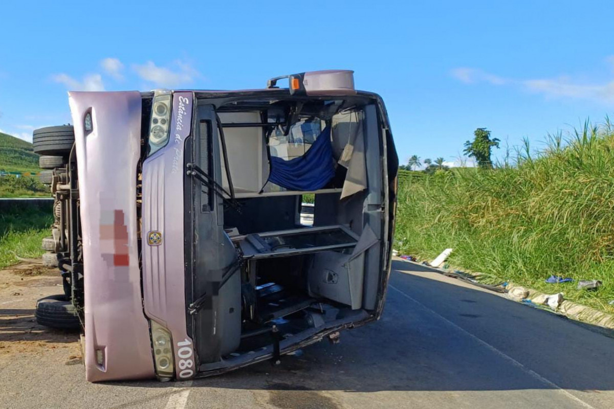 Ônibus tombou na cidade de Ribeirão (PRF/Divulgação) Ônibus tombou na cidade de Ribeirão/PRF/Divulgação
