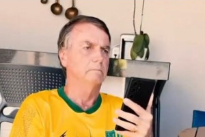 Bolsonaro fala com apoiadores pelo telefone

