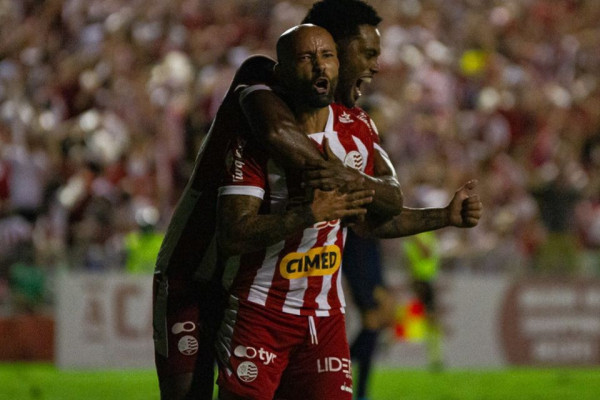 Náutico vence o Retrô nos Aflitos