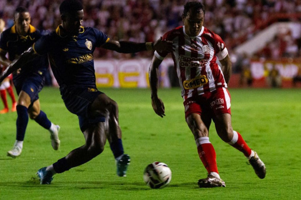 Náutico vence o Retrô nos Aflitos