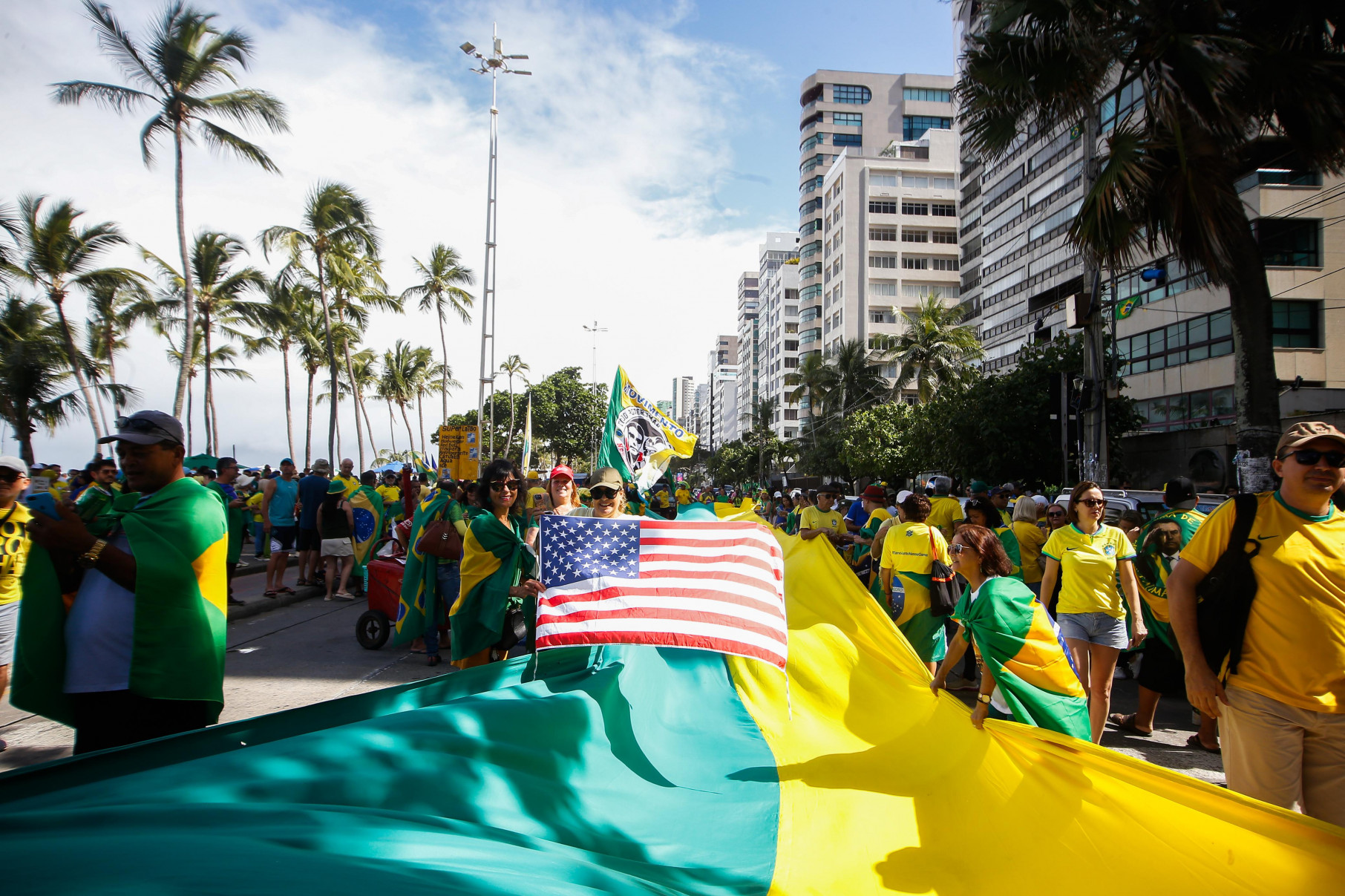 Apoiadores de Bolsonaro ocuparam a avenida Boa Viagem com bandeiras do Brasil, dos EUA e de Israel