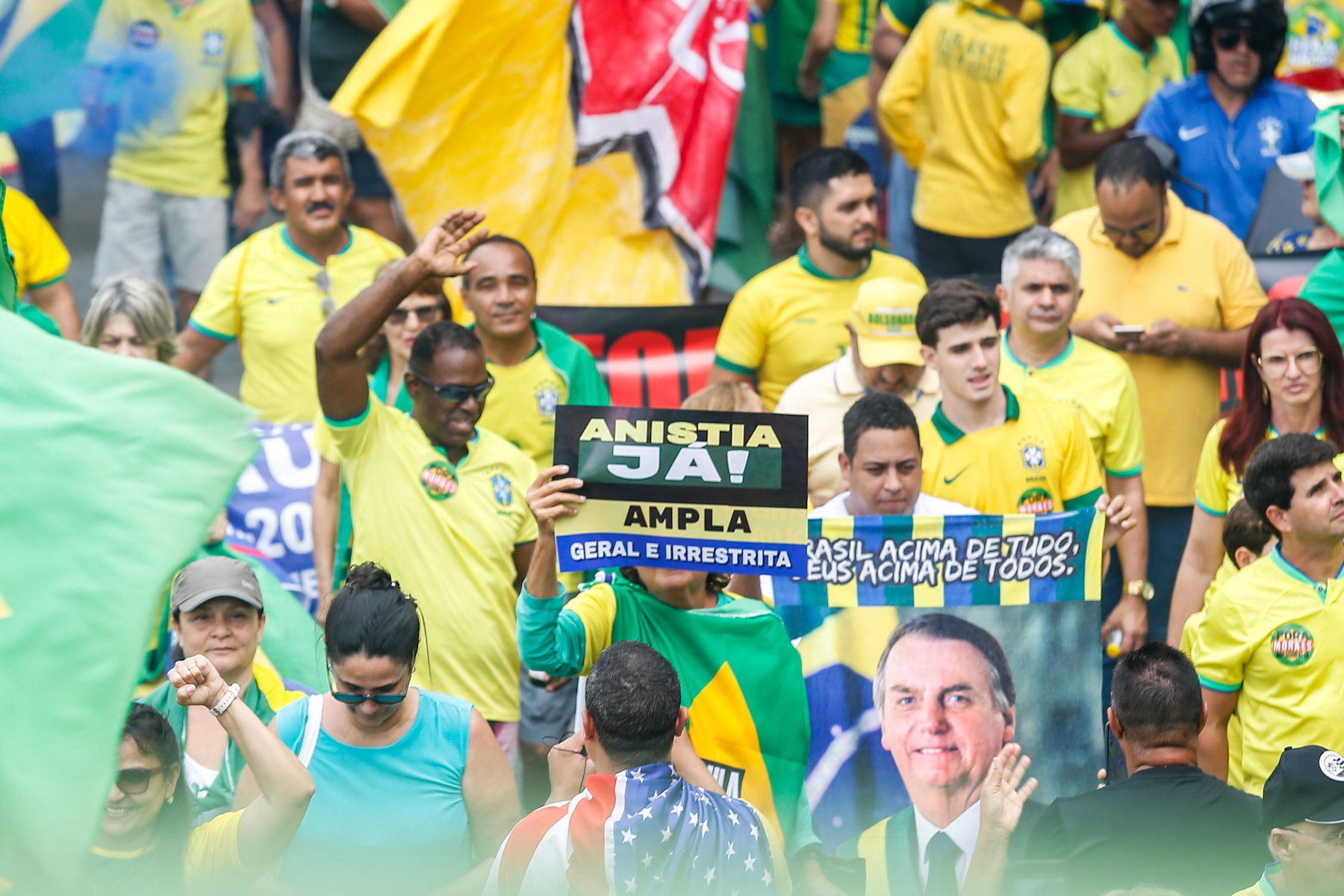 Público acompanhou o ato da direita no Recife com bandeiras e cartazes