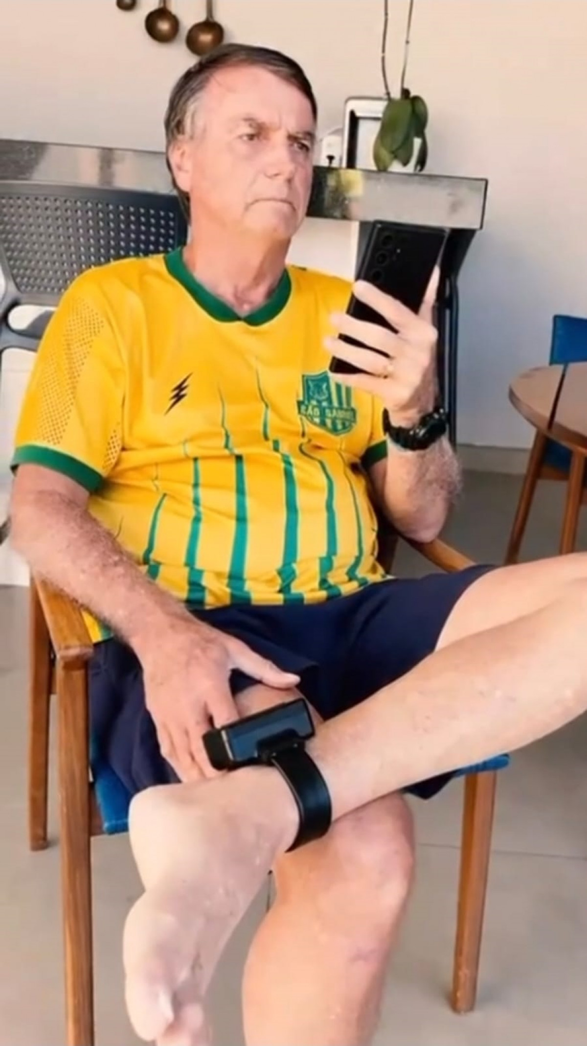 Bolsonaro fala com apoiadores pelo telefone
