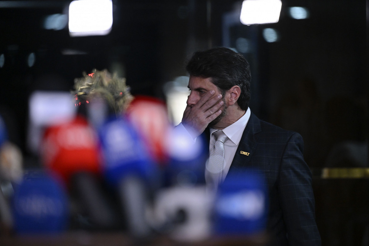 Líder do PL no Senado concede entrevista à imprensa para falar da operação que resultou na imposição de medidas restritivas por ordem do Supremo Tribunal Federal (STF) ao ex-presidente Jair Bolsonaro.
Jair Bolsonaro colocou tornozeleira eletrônica e não poderá se aproximar de embaixadas. Os senadores reforçam a inocência do ex-presidente e denunciam violação e abuso de poder.
Em destaque, senador Marcos do Val (Podemos-ES).
Foto: Andressa Anholete/Agência Senado