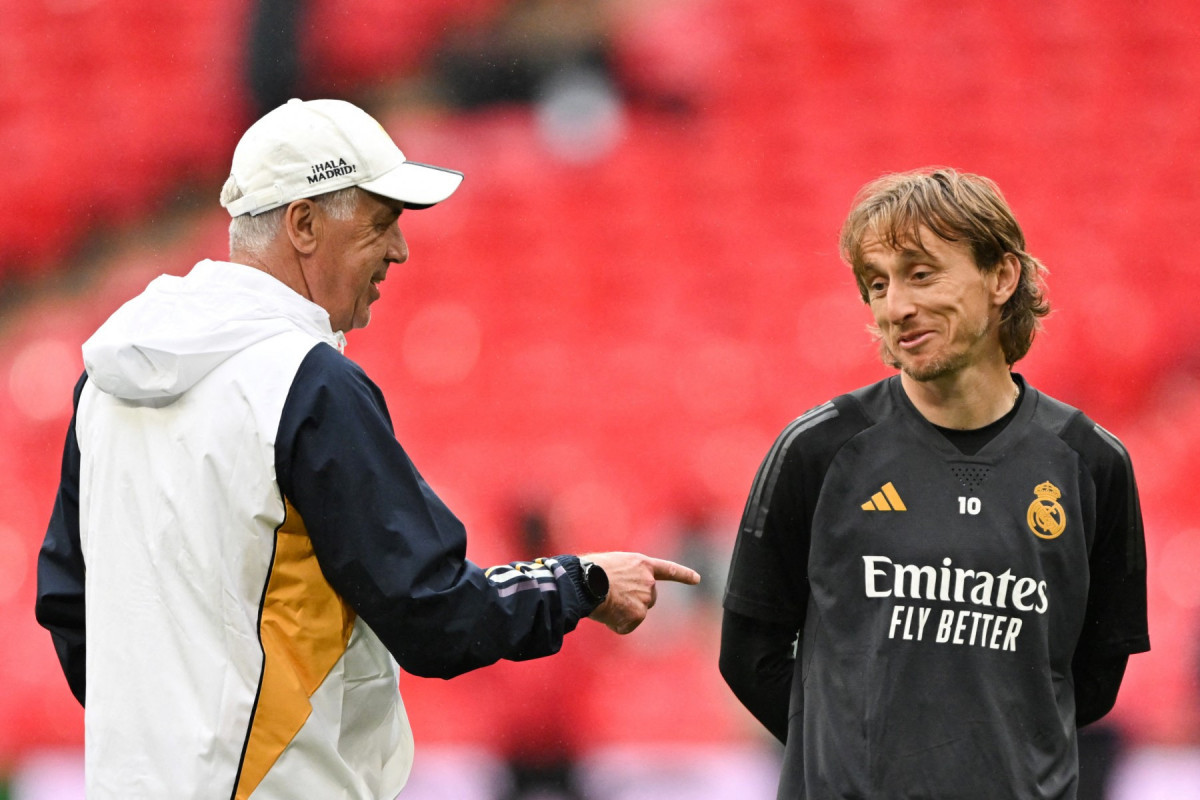Técnico Carlo Ancelotti e o meia Luka Modric / Glyn KIRK / AFP