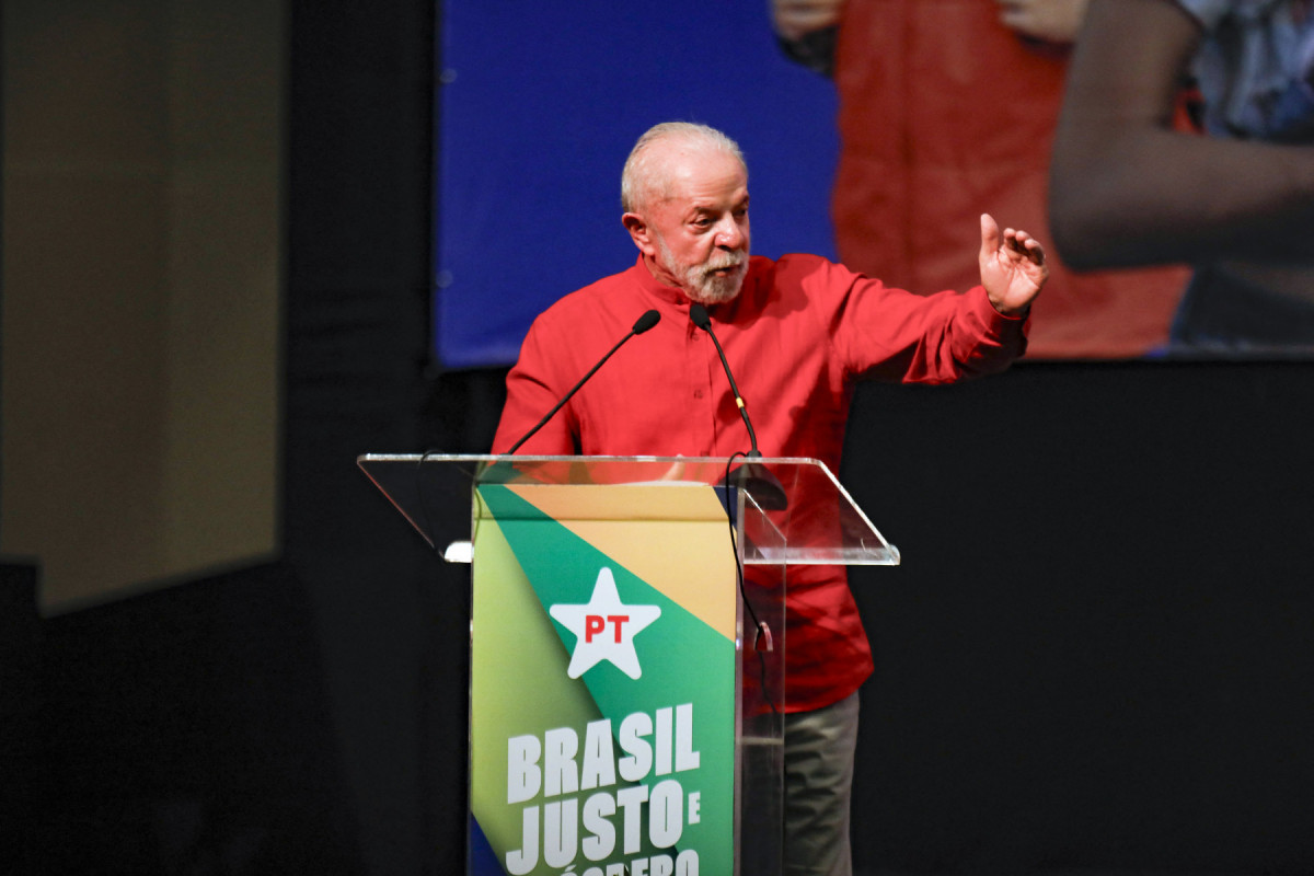 O presidente Luiz Inácio Lula da Silva discursa durante o Encontro Nacional do Partido dos Trabalhadores (PT), que elegeu Edinho Silva como seu novo presidente, no Centro de Convenções Brasil 21, em Brasília, em 3 de agosto de 2025. (Foto de Sergio Lima / AFP)
