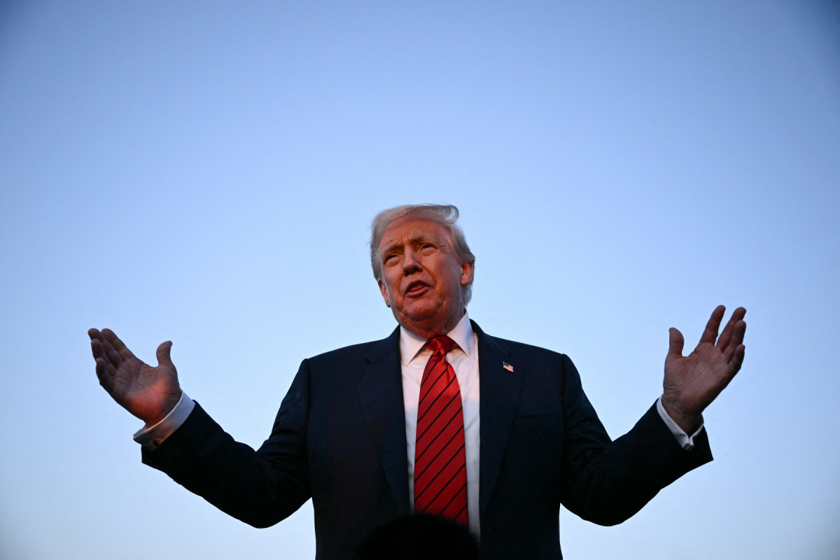 O presidente dos EUA, Donald Trump, fala à imprensa no Aeroporto Internacional de Lehigh Valley, em Allentown, Pensilvânia, em 3 de agosto de 2025, ao retornar à Casa Branca de sua residência em Bedminster, onde passou o fim de semana. (Foto de Brendan SMIALOWSKI / AFP)