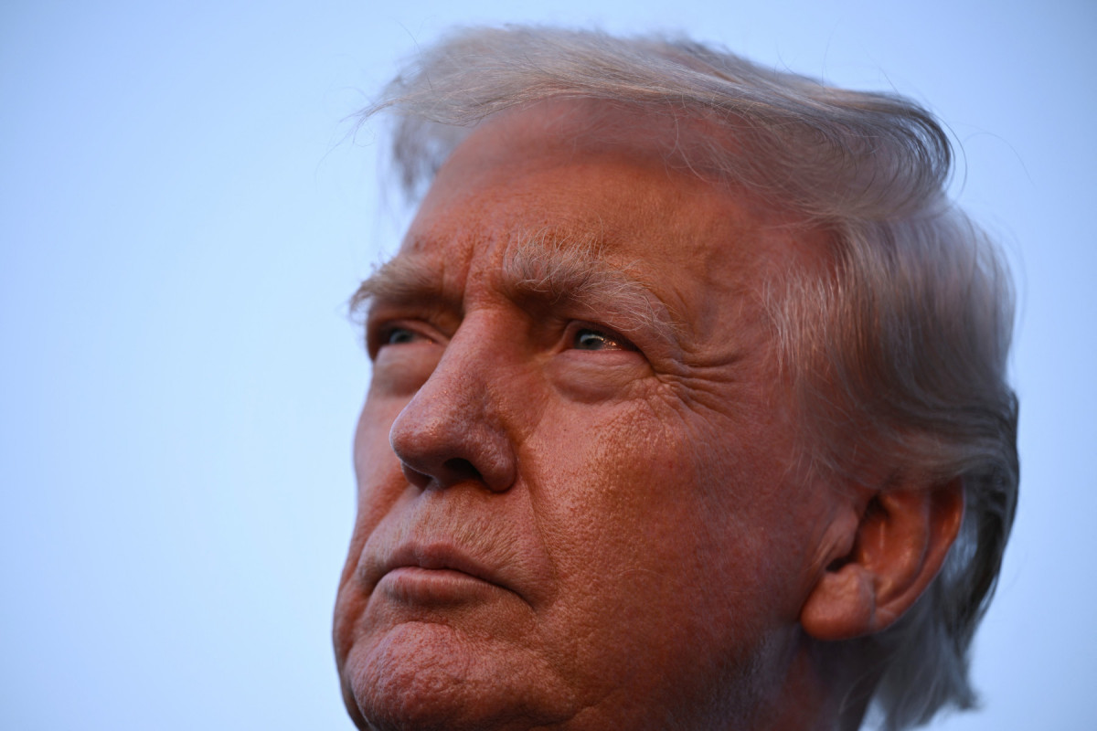 O presidente dos EUA, Donald Trump, fala com jornalistas no Aeroporto Internacional de Lehigh Valley, em Allentown, Pensilvânia, em 3 de agosto de 2025, ao retornar à Casa Branca de sua residência em Bedminster, onde passou o fim de semana. (Foto de Brendan SMIALOWSKI / AFP)/ AFP