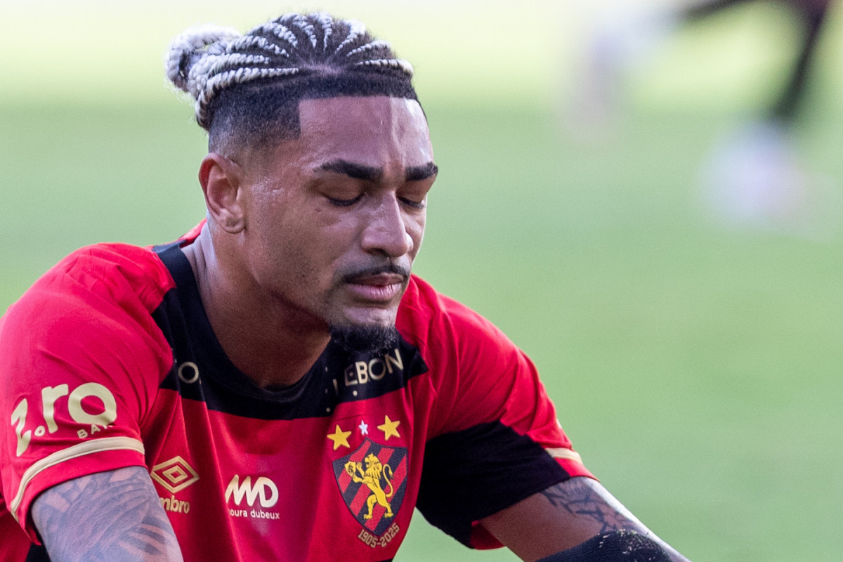 Recife, PE, 02/08/2025 - SPORT X BAHIA - Na tarde deste sábado(02), a equipe do Sport recebeu a equipe do Bahia pelo Campeonato Brasileiro da Serie A 2025 no estádio da Ilha do Retiro. Jogador do Sport, Derik Lacerda./Rafael Vieira