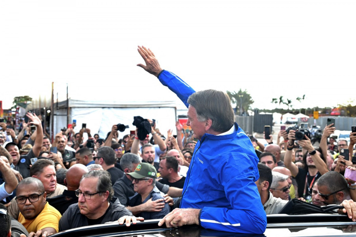 O ex-presidente brasileiro Jair Bolsonaro acena para apoiadores durante um encontro com motociclistas no Capital Moto Week, em Brasília, em 29 de julho de 2025. (Foto de Evaristo SA / AFP)