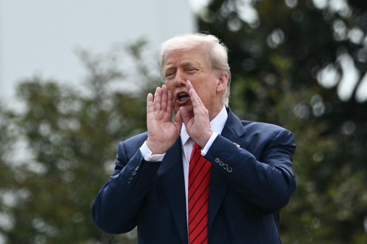 O presidente dos EUA, Donald Trump, fala com a imprensa do alto de um prédio enquanto observa os jardins da Casa Branca em Washington, DC, em 5 de agosto de 2025. (Foto de Brendan SMIALOWSKI / AFP)