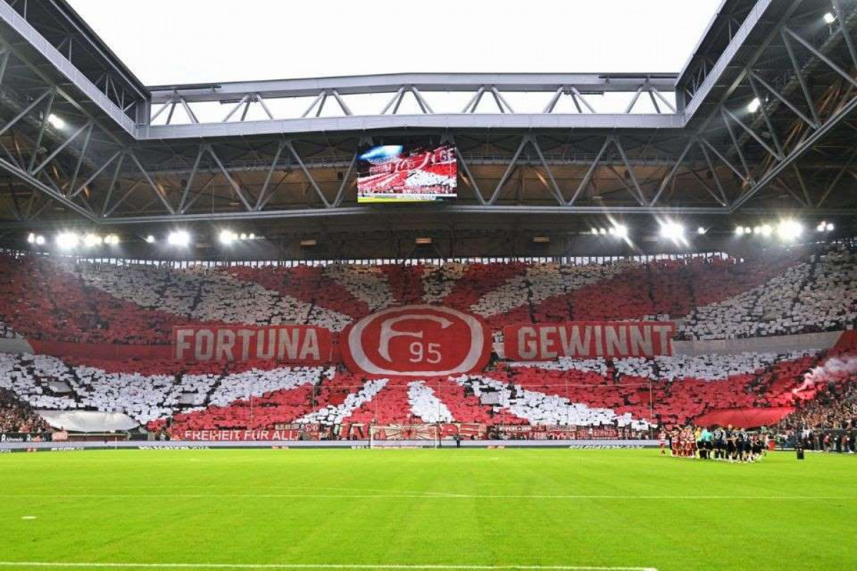 Torcida do Fortuna Düsseldorf, da Alemanha/UWE KRAFT / AFP