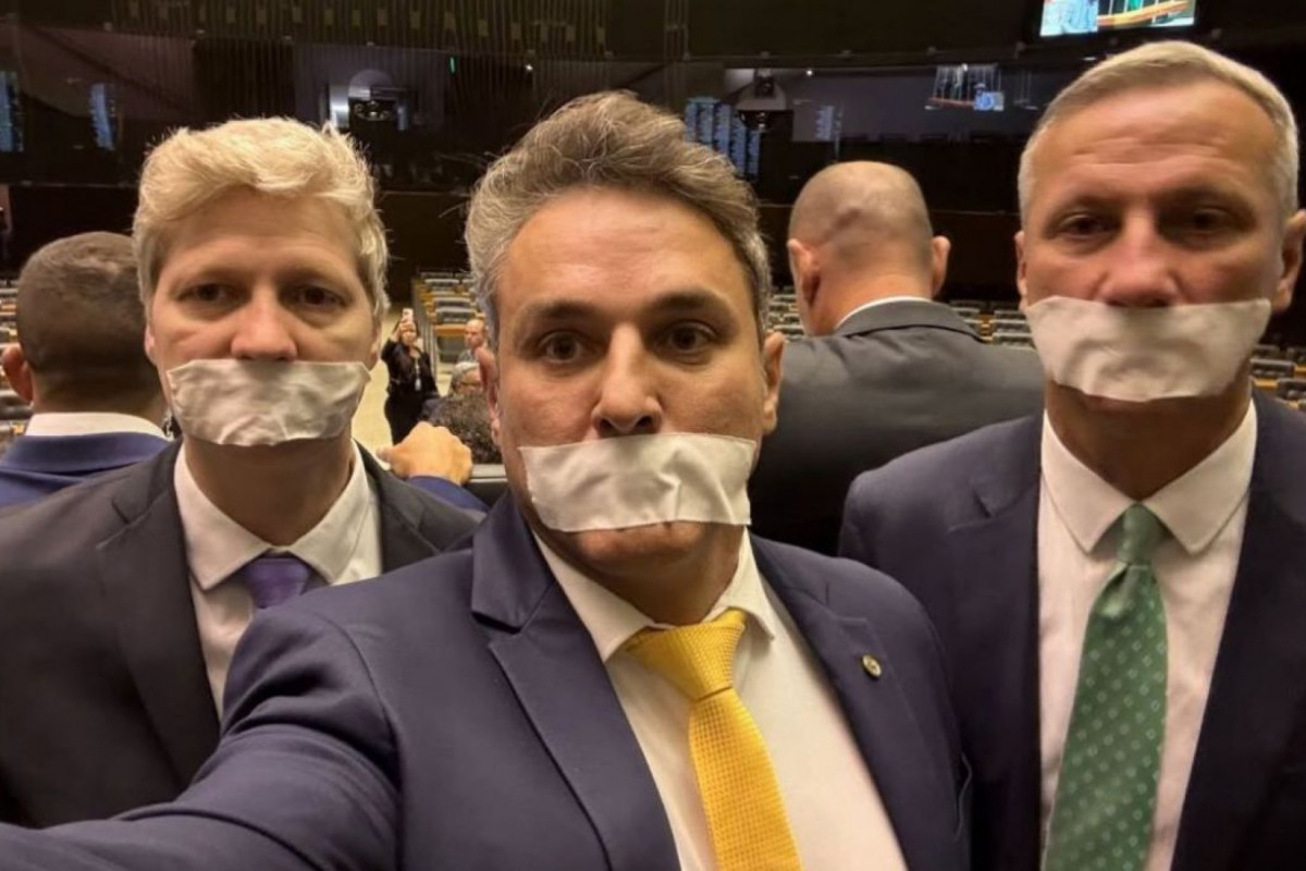 Com esparadrapo na boca, deputados fazem protesto por Bolsonaro na Câmara
