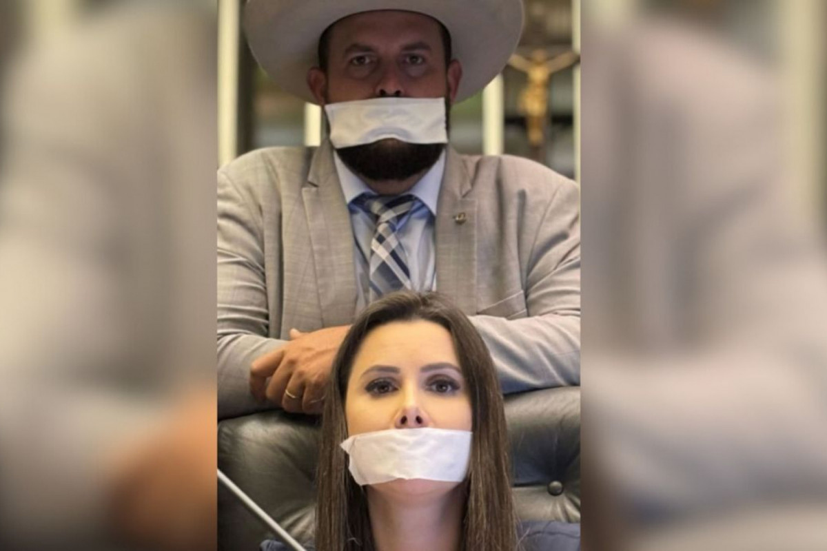 Com esparadrapo na boca, deputados fazem protesto por Bolsonaro na Câmara
