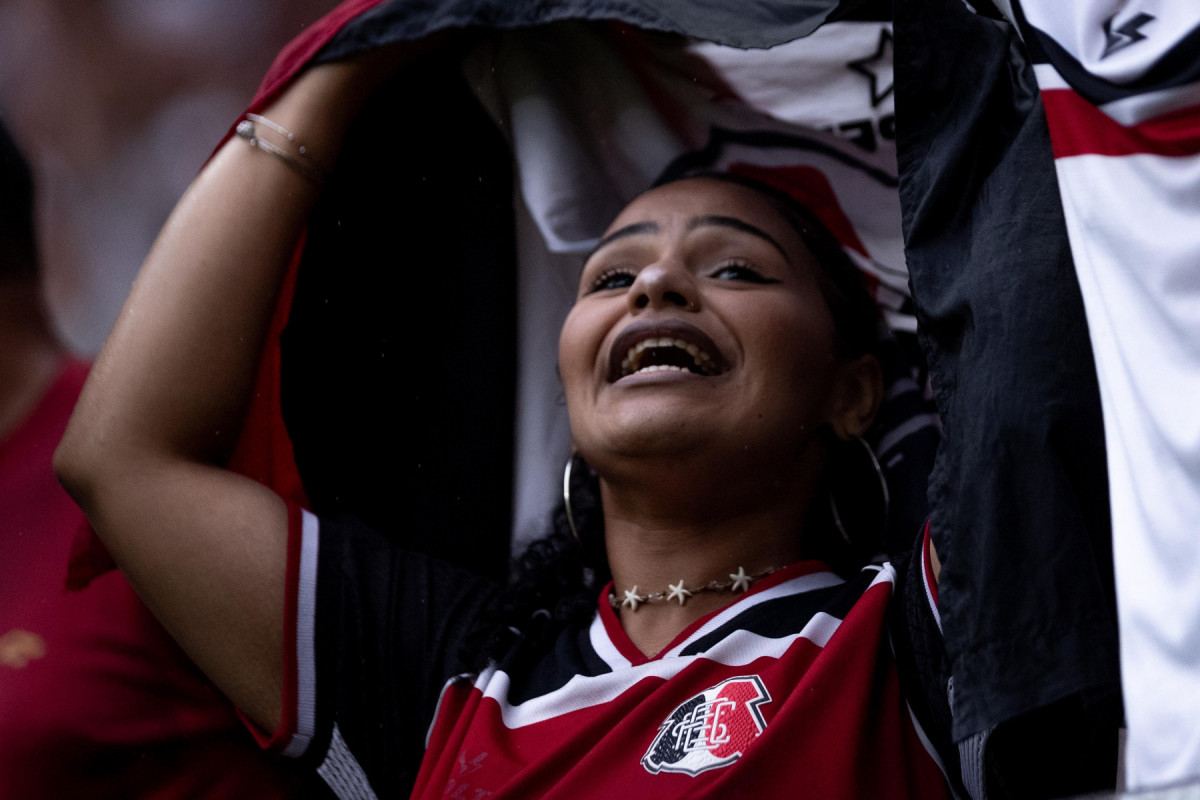 Torcedora do Santa Cruz em partida na Arena de Pernambuco (Rafael Vieira/DP) Torcedora do Santa Cruz em partida na Arena de Pernambuco/Rafael Vieira/DP