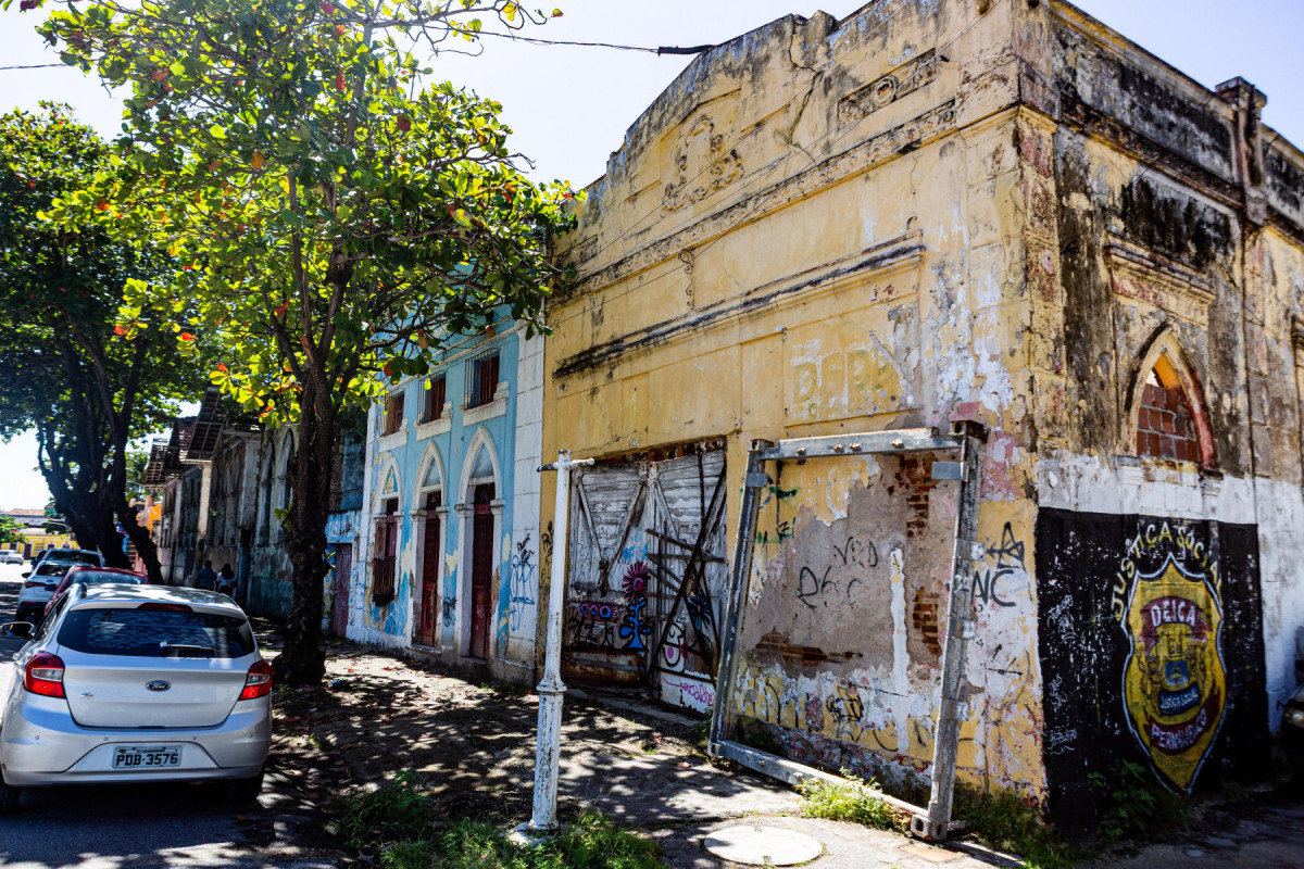 As duas casas (a azul e a amarela) cedidas ao Elefante de Olinda para receber a sede da agremiação devem ser reformadas logo após a resolução do impasse com ocupações irregulares. (Rafael Vieira/DP Foto) As duas casas (a azul e a amarela) cedidas ao Elefante de Olinda para receber a sede da agremiação devem ser reformadas logo após a resolução do impasse com ocupações irregulares./Rafael Vieira/DP Foto