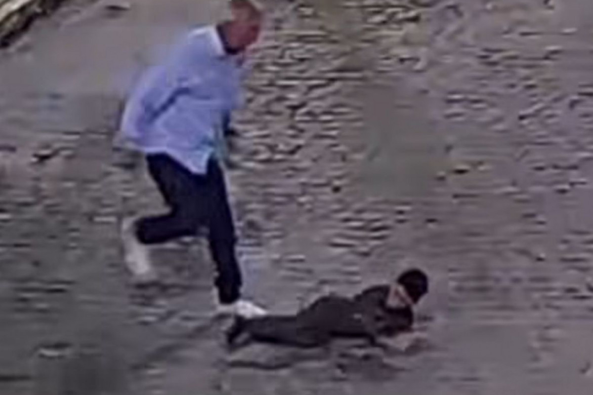 Criança foi agredida por cerca de 30 segundos após descer do carro (Foto: Reprodução) Criança foi agredida por cerca de 30 segundos após descer do carro/Foto: Reprodução