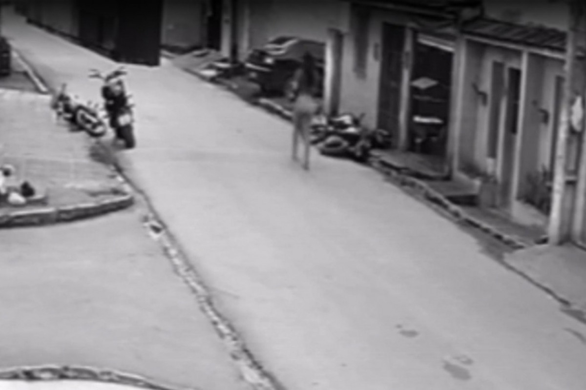 Motociclista foi alvejado com disparos de arma de fogo enquanto pilotava (Foto: Reprodução) Motociclista foi alvejado com disparos de arma de fogo enquanto pilotava/Foto: Reprodução
