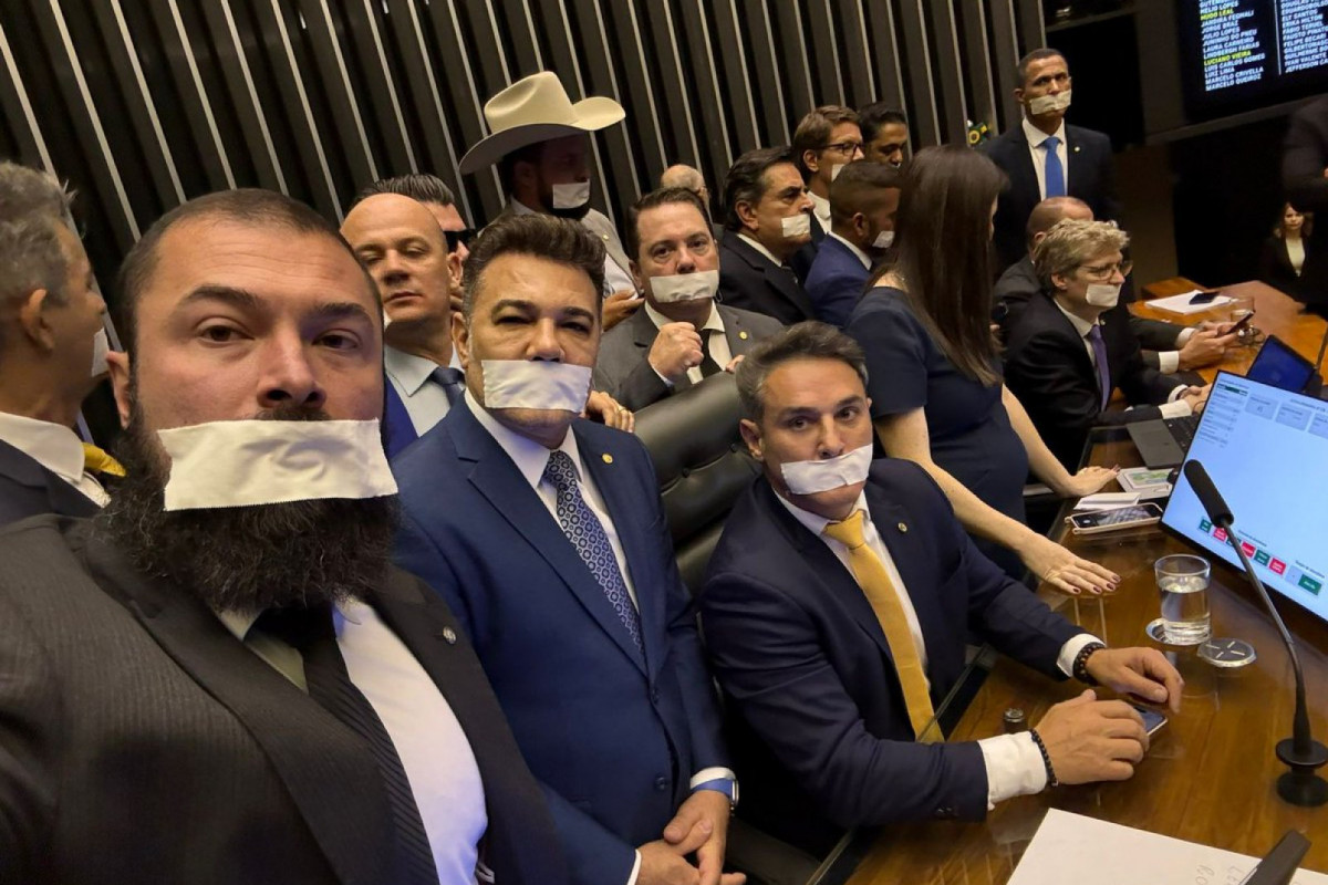 Com esparadrapo na boca, deputados fazem protesto por Bolsonaro na Câmara
