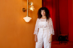 Atriz Nash Laila agora assume os palcos como cantora