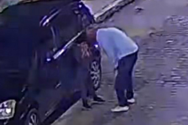 Criança foi agredida por cerca de 30 segundos após descer do carro