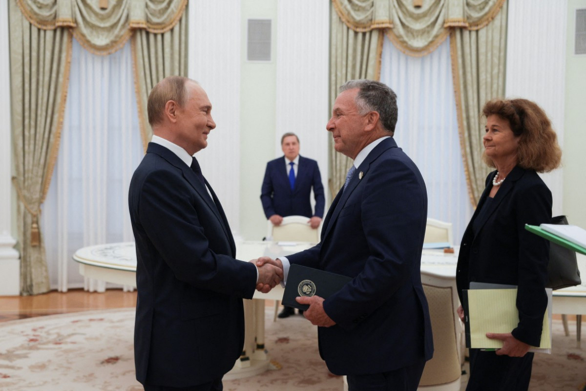 Nesta fotografia distribuída pela agência estatal russa Sputnik, o presidente russo Vladimir Putin cumprimenta o enviado especial dos EUA, Steve Witkoff, antes de suas conversas em Moscou em 6 de agosto de 2025. (Foto de Gavriil Grigorov / POOL / AFP)/ AFP