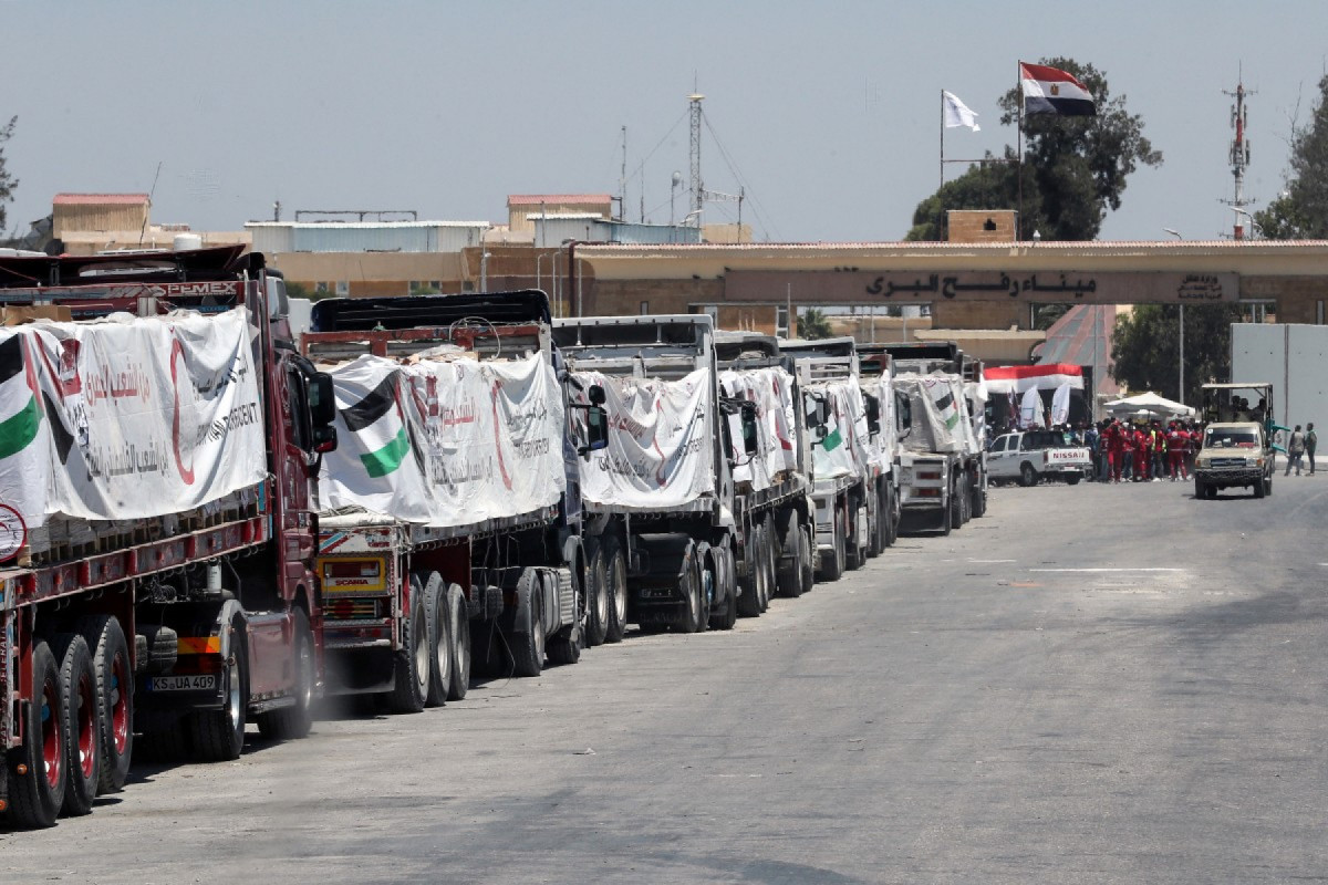 Caminhões carregados com ajuda humanitária aguardam permissão no lado egípcio da passagem de Rafah, com a Faixa de Gaza, para entrar no território palestino sitiado em 6 de agosto de 2025. (Foto da AFP)