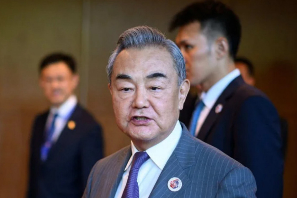 Sem nomear os Estados Unidos ou o presidente Donald Trump, Wang acrescentou que a China também torce pelo brasileiros na resistência à taxações, classificadas por ele como
Sem nomear os Estados Unidos ou o presidente Donald Trump, Wang acrescentou que a China também torce pelo brasileiros na resistência à taxações, classificadas por ele como