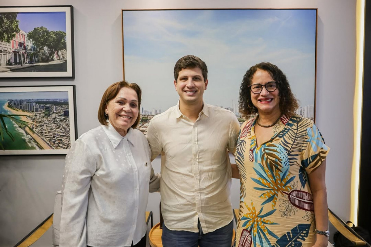 Luciana Santos e João Campos ao lado da professora Maria José, reitora da UFRPE