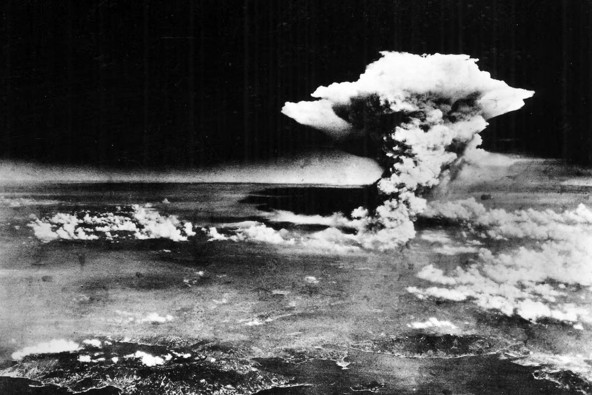 Há 80 anos foi lançada a primeira bomba atômica pelos EUA (Hoje faz 80 anos que os Estados Unidos lançaram a primeira bomba atômica da história, na cidade japonesa de Hiroshima, durante a Segunda Guerra Mundial (1939-1945), e que acelerou a rendição do país, aliado da Alemanha nazista e da Itália fascista. No Japão foi realizada uma cerimônia para homenagear as vítimas e o primeiro ministro japonês apelou à paz mundial e ao fim do armamento nuclear. Há 80 anos foi lançada a primeira bomba atômica pelos EUA/Hoje faz 80 anos que os Estados Unidos lançaram a primeira bomba atômica da história, na cidade japonesa de Hiroshima, durante a Segunda Guerra Mundial (1939-1945), e que acelerou a rendição do país, aliado da Alemanha nazista e da Itália fascista. No Japão foi realizada uma cerimônia para homenagear as vítimas e o primeiro ministro japonês apelou à paz mundial e ao fim do armamento nuclear.