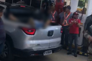 Corpos foram jogados na caçamba de um veículo.