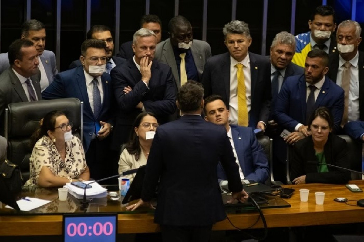 Na madrugada de quarta-feira (6/8), a oposição acampou nos plenários e passou a se revezar, a cada cinco horas, para garantir presença permanente/Foto: Hugo Barreto/Metrópoles @hugobarretophoto
