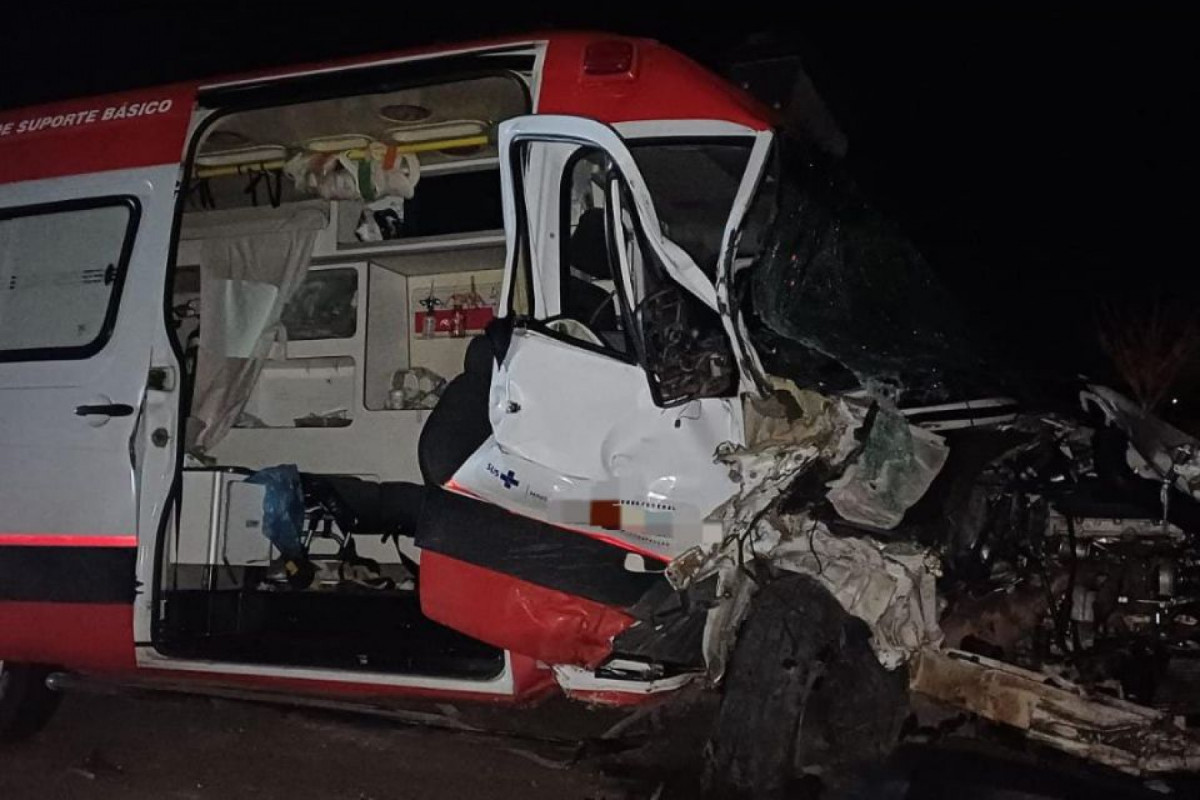 Colisão entre viatura do SAMU e caminhonete deixa um morto na BR-423, em Lajedo
(Divulgação/PRF) Colisão entre viatura do SAMU e caminhonete deixa um morto na BR-423, em Lajedo
/Divulgação/PRF