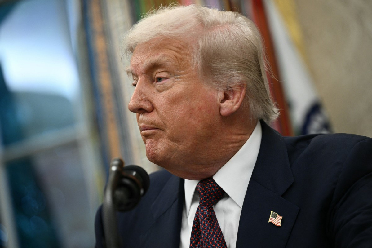 O presidente dos EUA, Donald Trump, discursa no Salão Oval da Casa Branca, em Washington, D.C., em 6 de agosto de 2025, para anunciar que a Apple investirá mais US$ 100 bilhões nos Estados Unidos, elevando seu compromisso total para US$ 600 bilhões nos próximos quatro anos. (Foto de Brendan SMIALOWSKI / AFP)