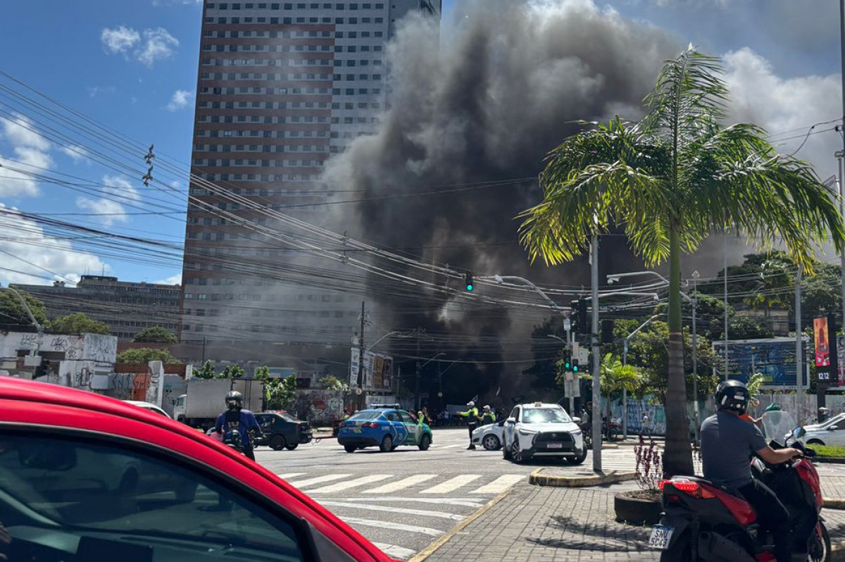 Incêndio causado pelo protesto dos ocupantes do Colégio Americano Batista/Cortesia