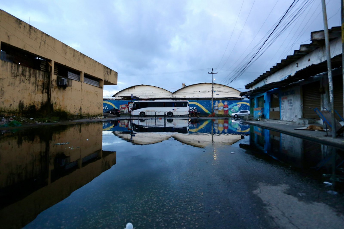 àgua suja se espalha na lateral do Mercado de Afogados/Foto: Melissa Fernandes/DP Foto