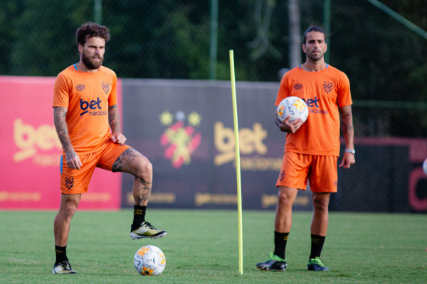 Lucas Lima e Sérgio Oliveira em treino do Sport