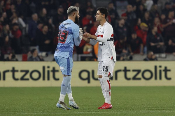 Jandrei substituiu Rafael, expulso, na meta do São Paulo contra o Athletico