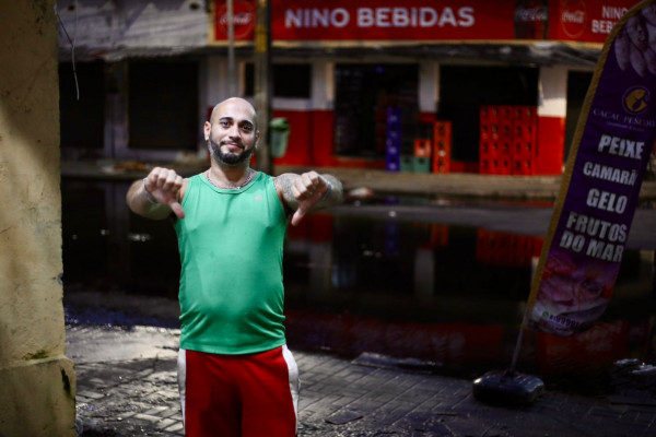 Vendedor Rodrigo Azevedo, de 40 anos, perdeu parte da clientela por conat do mau cheiro
