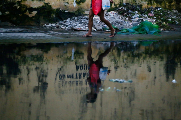 Moradores do bairro são obrigados a passar pela água suja para chegar nos destinos