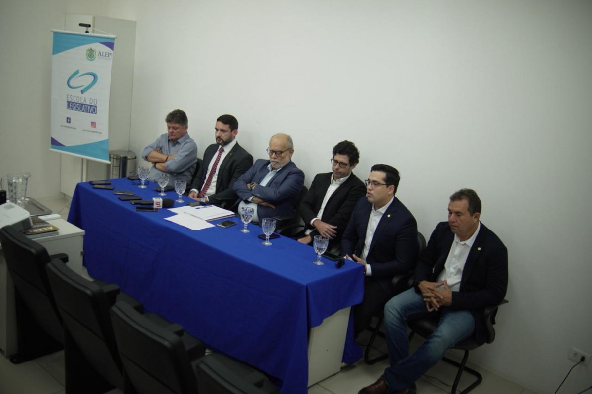 Deputados estaduais de oposição fizeram coletiva de imprensa para apontar irregularidades em contrato de publicidade do governo Raquel Lyra