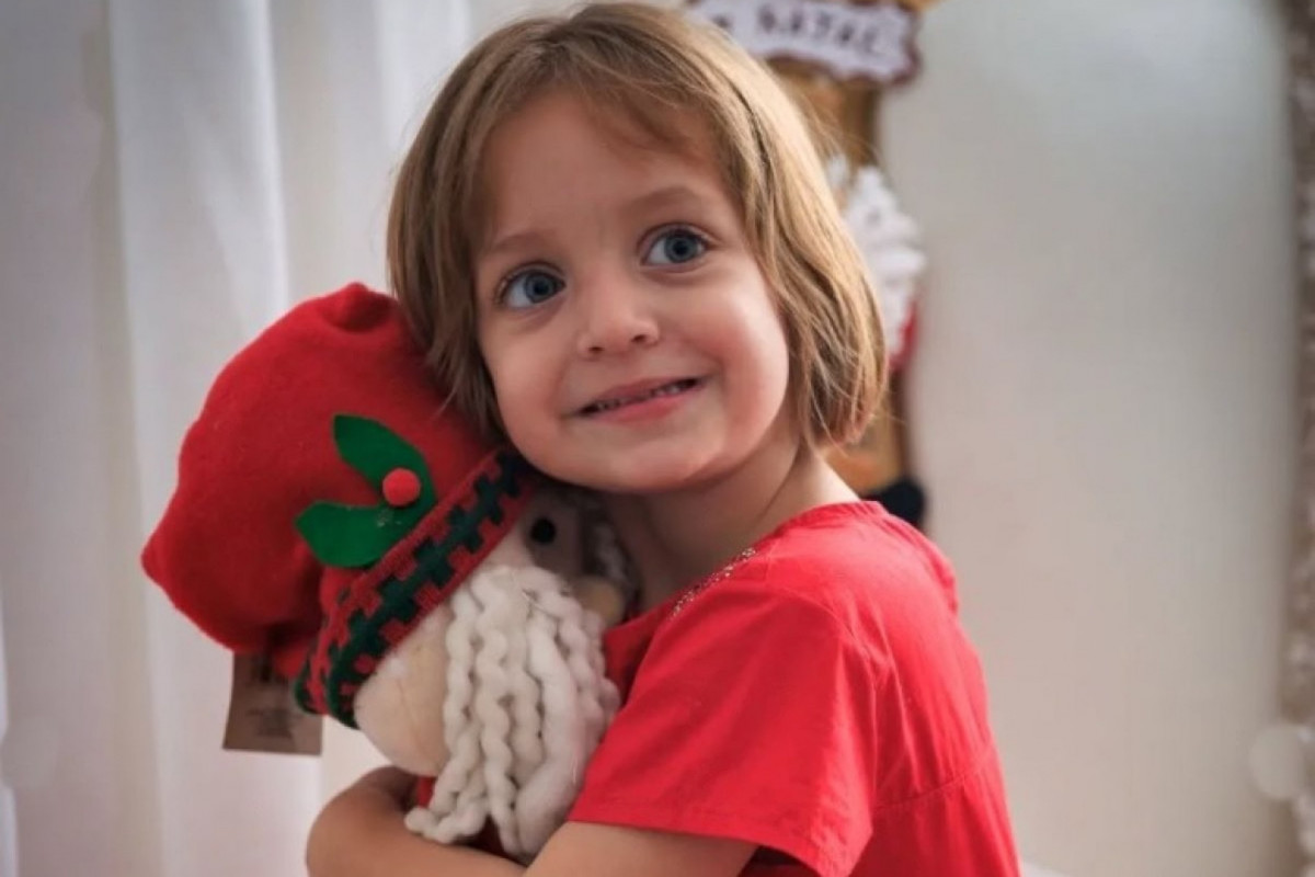Alice comemorava aniversário com o irmão gêmeo quando o móvel tombou sobre ela (Reprodução/Redes Sociais) Alice comemorava aniversário com o irmão gêmeo quando o móvel tombou sobre ela/Reprodução/Redes Sociais