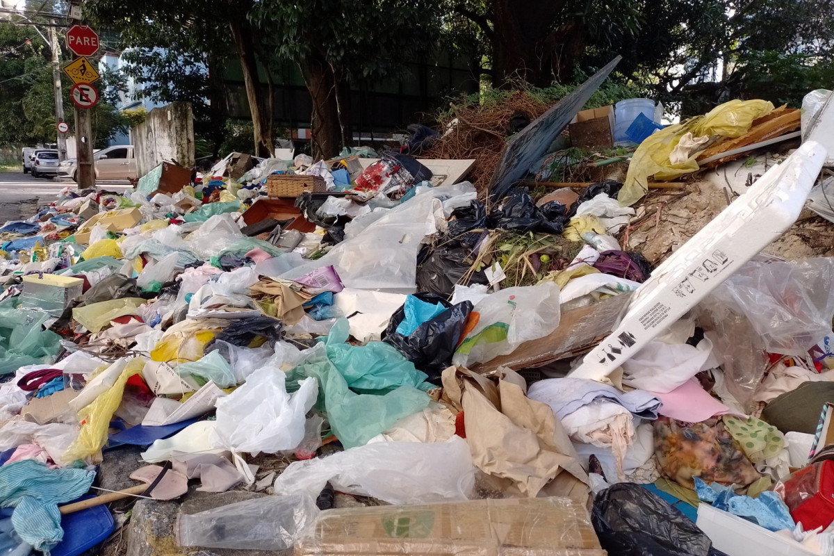 Pilha de lixo tem causado transtornos aos moradores da Rua João Barbalho, no bairro de Casa Amarela